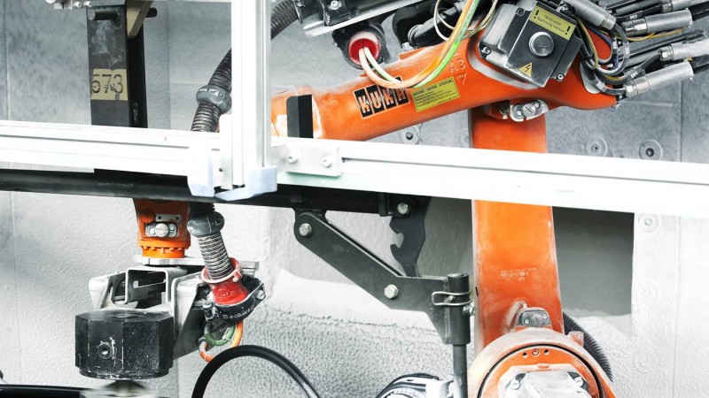 點(diǎn)擊打開(kāi)原圖 庫(kù)卡 KR 16機(jī)器人在噴涂作業(yè)